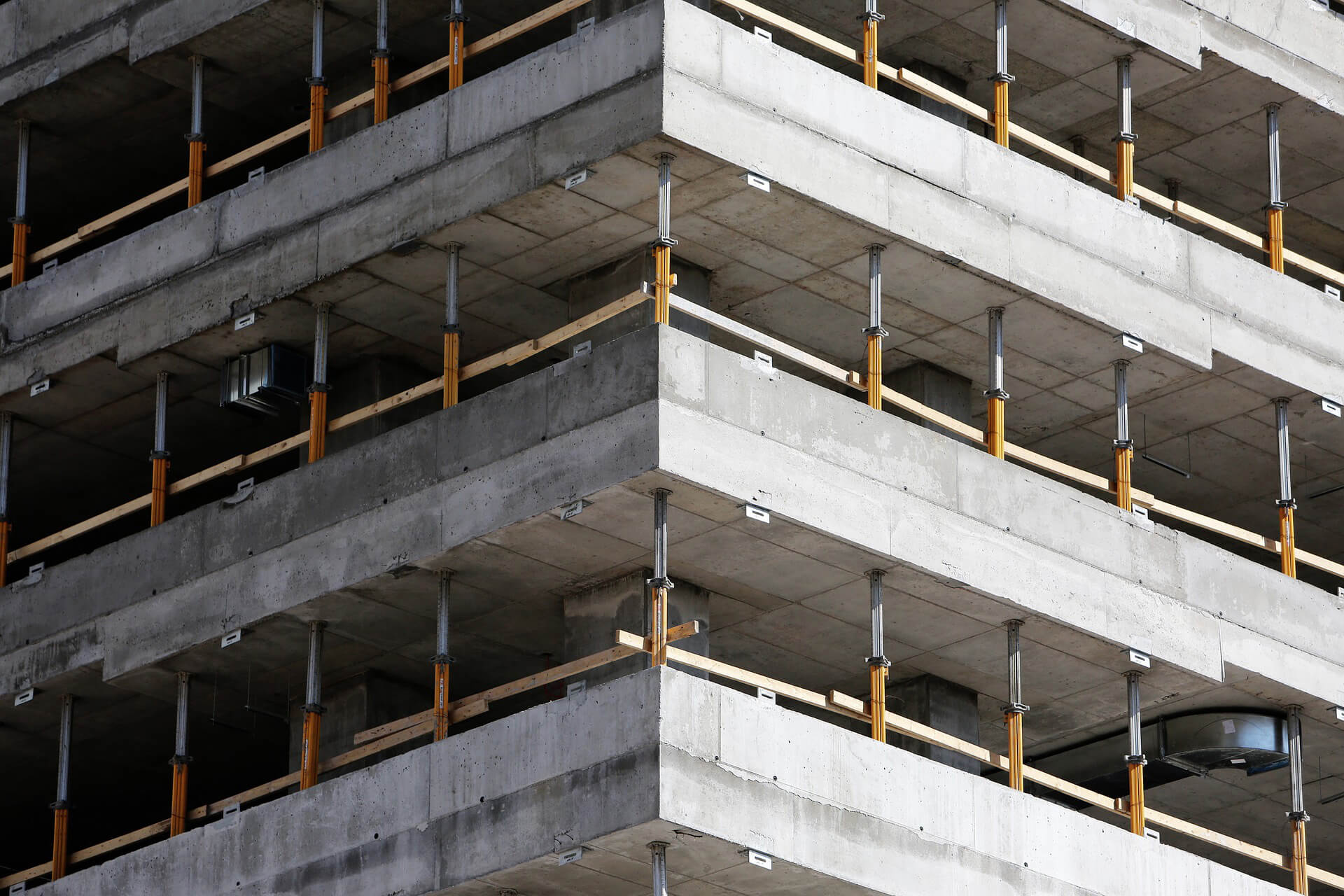 Unsere Leistungen | DENIS Bau - Leistung Bauunternehmen - Gebäude im Rohbau mit Stützpfeilern