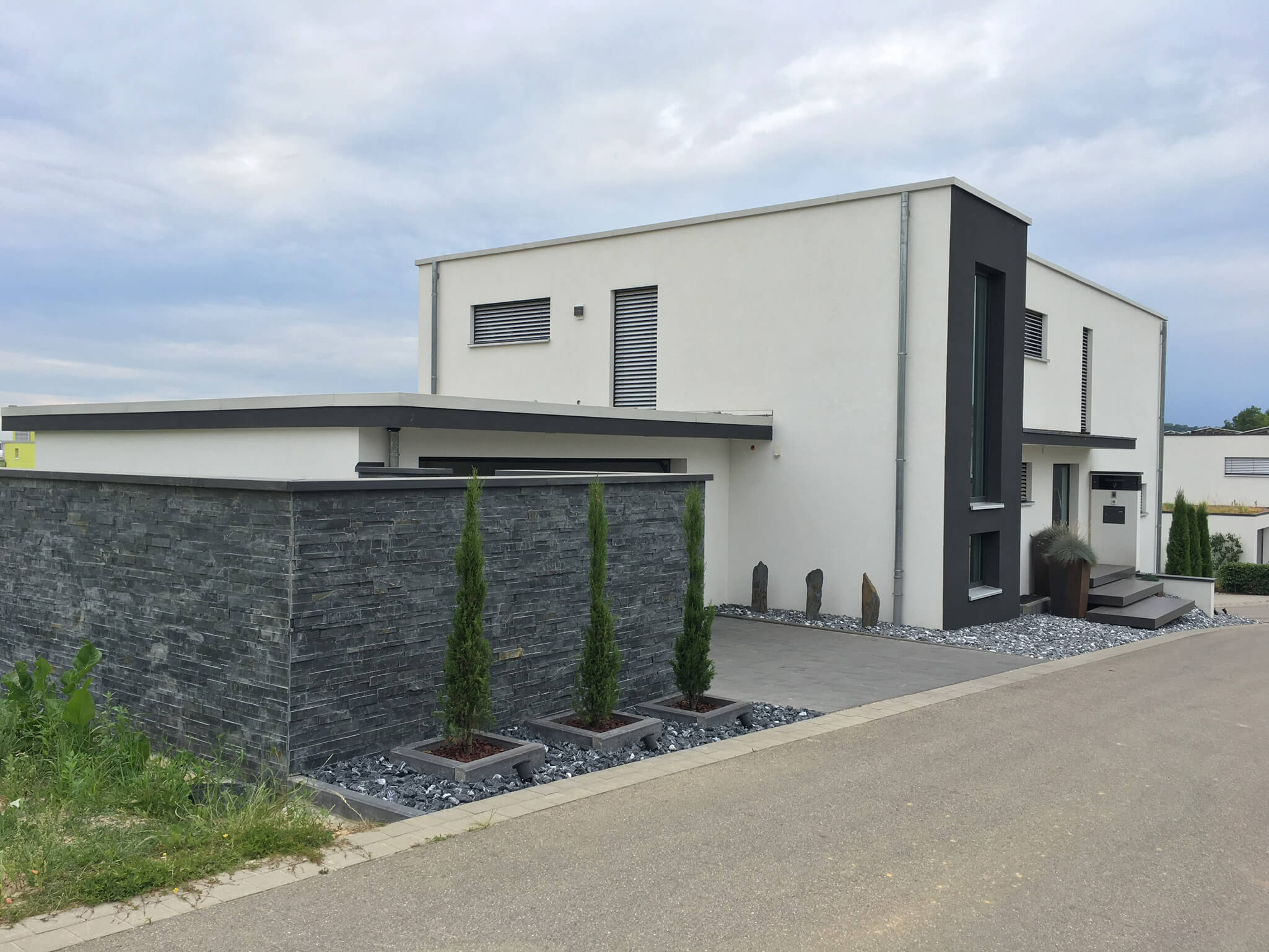 Willkommen bei DENIS Bauunternehmen GmbH | DENIS Bau - Projekt Einfamilienhaus - Haus Ansicht von der Strasse